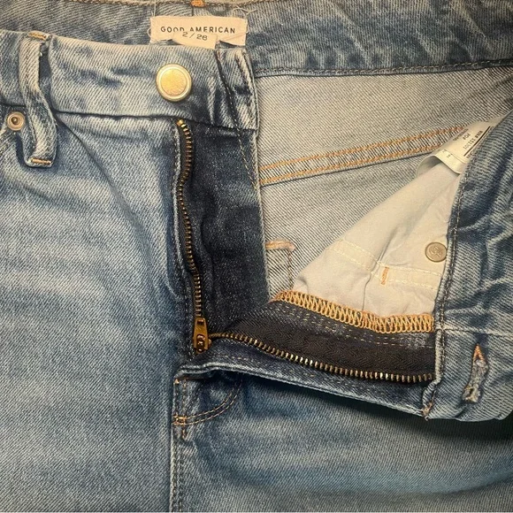 Good American The Weekender Light Blue Denim Jeans - Picture 6 of 9